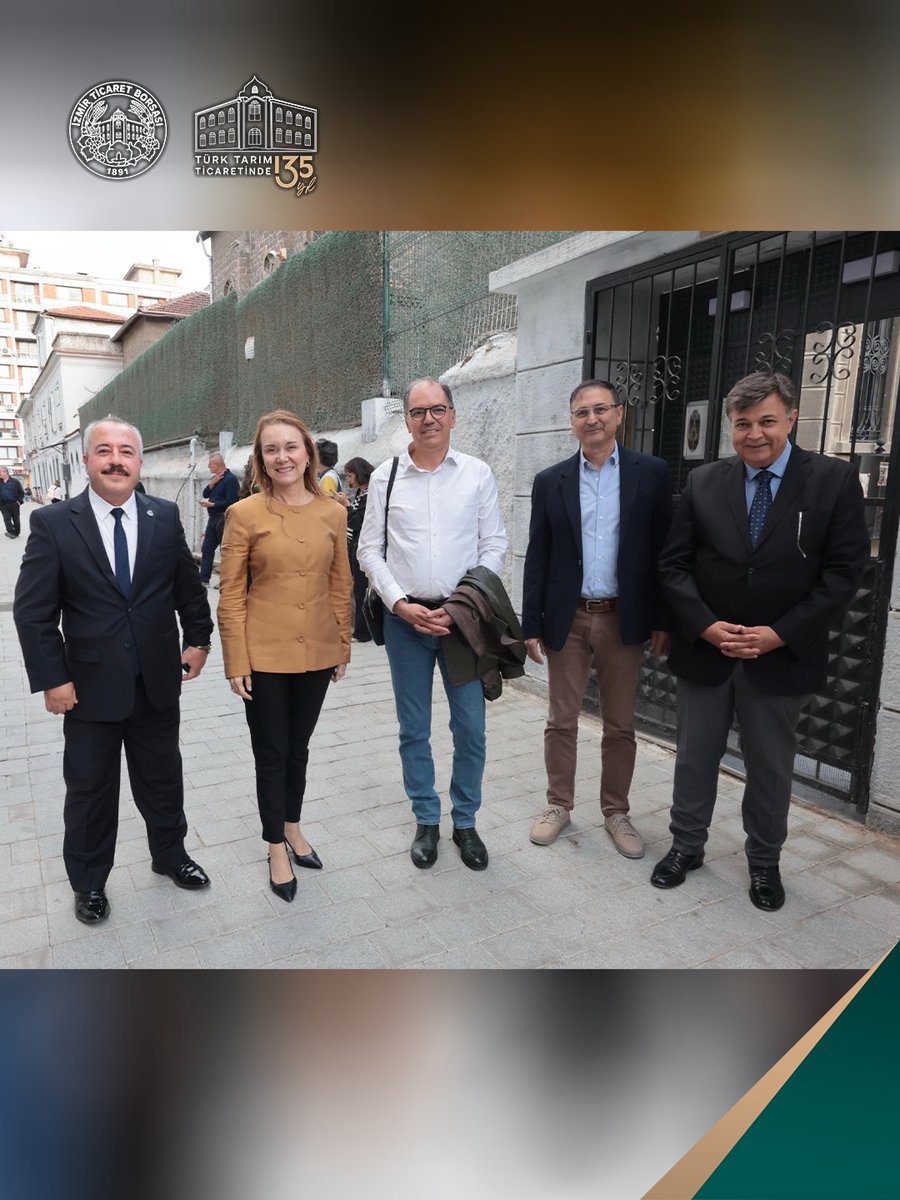 izmirticborsasi's tweet photo. Borsamız koordinatörlüğünde faaliyetlerini sürdüren Türkiye Odalar ve Borsalar Birliği (TOBB) İzmir Kadın Girişimciler Kurulu tarafından, Sanatta Girişimcilik Projesi kapsamında gerçekleştirilen “Aynı Enlem Kuşağında Farklı Şehirlerde” sergisinin açılışına Borsamızı temsilen Yönetim Kurulu Başkan Yardımcılarımız Ercan Korkmaz ve Bülent Uçak katıldı.

Konak Belediye Başkanı Nilüfer Çınar Mutlu’nun katılımıyla, TOBB İzmir Kadın Girişimciler Kurulu İcra Kurulu Başkanı Deniz Celep ile TOBB İzmir Kadın Girişimciler Kurulu İcra Kurulu Üyesi ve Sanatta Girişimcilik Proje Koordinatörü Işıl Nişli’nin ev sahipliğinde düzenlenen sergi açılışında Borsamız heyetinin yanı sıra; iş ve sanat camiasından da çok sayıda temsilci yer aldı. 

Aynı enlem kuşağında yer alan İzmir, Lizbon ve San Francisco şehirlerini kapsayan proje; kadın sanatçıların uluslararası görünürlüğünü artırmayı, kültürlerarası iletişimi güçlendirmeyi ve kalıcı küresel iş birliklerine zemin hazırlamayı hedefliyor.

#İTB #İzmirTicaretBorsası