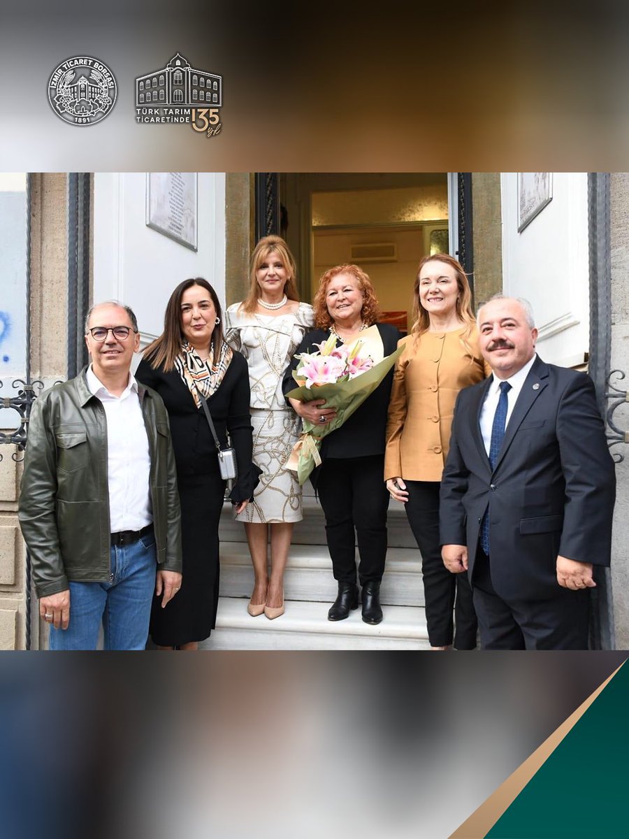 izmirticborsasi's tweet photo. Borsamız koordinatörlüğünde faaliyetlerini sürdüren Türkiye Odalar ve Borsalar Birliği (TOBB) İzmir Kadın Girişimciler Kurulu tarafından, Sanatta Girişimcilik Projesi kapsamında gerçekleştirilen “Aynı Enlem Kuşağında Farklı Şehirlerde” sergisinin açılışına Borsamızı temsilen Yönetim Kurulu Başkan Yardımcılarımız Ercan Korkmaz ve Bülent Uçak katıldı.

Konak Belediye Başkanı Nilüfer Çınar Mutlu’nun katılımıyla, TOBB İzmir Kadın Girişimciler Kurulu İcra Kurulu Başkanı Deniz Celep ile TOBB İzmir Kadın Girişimciler Kurulu İcra Kurulu Üyesi ve Sanatta Girişimcilik Proje Koordinatörü Işıl Nişli’nin ev sahipliğinde düzenlenen sergi açılışında Borsamız heyetinin yanı sıra; iş ve sanat camiasından da çok sayıda temsilci yer aldı. 

Aynı enlem kuşağında yer alan İzmir, Lizbon ve San Francisco şehirlerini kapsayan proje; kadın sanatçıların uluslararası görünürlüğünü artırmayı, kültürlerarası iletişimi güçlendirmeyi ve kalıcı küresel iş birliklerine zemin hazırlamayı hedefliyor.

#İTB #İzmirTicaretBorsası