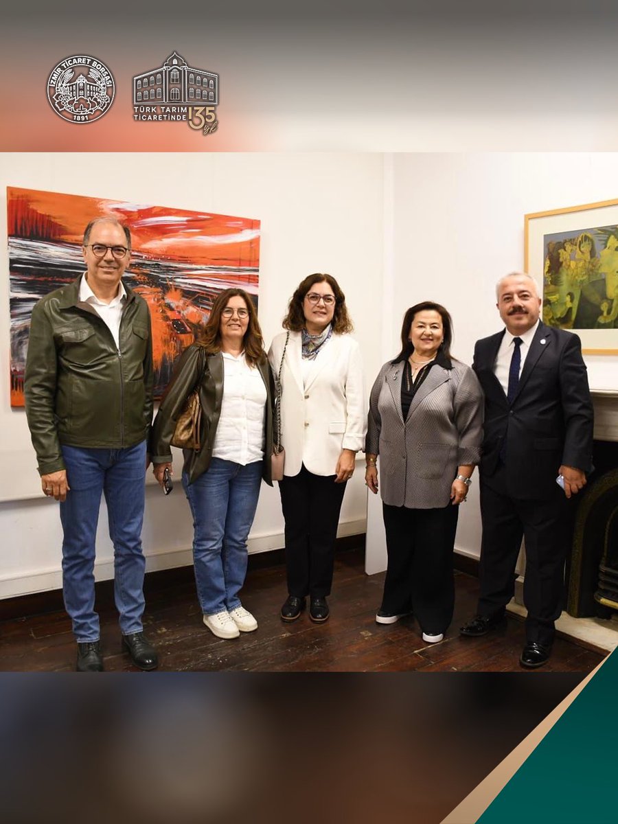 izmirticborsasi's tweet photo. Borsamız koordinatörlüğünde faaliyetlerini sürdüren Türkiye Odalar ve Borsalar Birliği (TOBB) İzmir Kadın Girişimciler Kurulu tarafından, Sanatta Girişimcilik Projesi kapsamında gerçekleştirilen “Aynı Enlem Kuşağında Farklı Şehirlerde” sergisinin açılışına Borsamızı temsilen Yönetim Kurulu Başkan Yardımcılarımız Ercan Korkmaz ve Bülent Uçak katıldı.

Konak Belediye Başkanı Nilüfer Çınar Mutlu’nun katılımıyla, TOBB İzmir Kadın Girişimciler Kurulu İcra Kurulu Başkanı Deniz Celep ile TOBB İzmir Kadın Girişimciler Kurulu İcra Kurulu Üyesi ve Sanatta Girişimcilik Proje Koordinatörü Işıl Nişli’nin ev sahipliğinde düzenlenen sergi açılışında Borsamız heyetinin yanı sıra; iş ve sanat camiasından da çok sayıda temsilci yer aldı. 

Aynı enlem kuşağında yer alan İzmir, Lizbon ve San Francisco şehirlerini kapsayan proje; kadın sanatçıların uluslararası görünürlüğünü artırmayı, kültürlerarası iletişimi güçlendirmeyi ve kalıcı küresel iş birliklerine zemin hazırlamayı hedefliyor.

#İTB #İzmirTicaretBorsası
