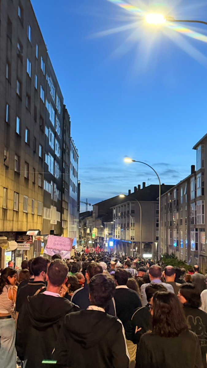 millanfernandez's tweet photo. #Galiza En #Compostela a concentración desborda e faise marcha polo centro da cidade🌟🚩 https://t.co/edHPc0hMKf