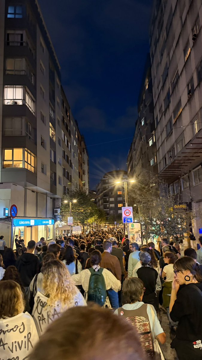 millanfernandez's tweet photo. #Galiza En #Compostela a concentración desborda e faise marcha polo centro da cidade🌟🚩 https://t.co/edHPc0hMKf