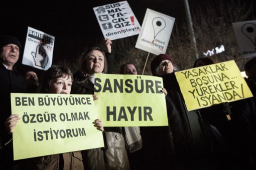 Fikri_FerdaNext's tweet photo. YALAN SÖYLEDİKLERİNİ BİLİYORUZ.

YALAN SÖYLEDİKLERİNİ BİLİYORLAR.

YALAN SÖYLEDİKLERİNİ BİLDİĞİMİZİ BİLİYORLAR.

YALAN SÖYLEDİKLERİNİ BİLDİĞİMİZİ BİLDİKLERİNİ BİLİYORUZ.

AMA HÂLÂ YALAN SÖYLÜYORLAR...

A. SOLZHENITSYN

#SansüreHayır https://t.co/yE3Q0eE8k5