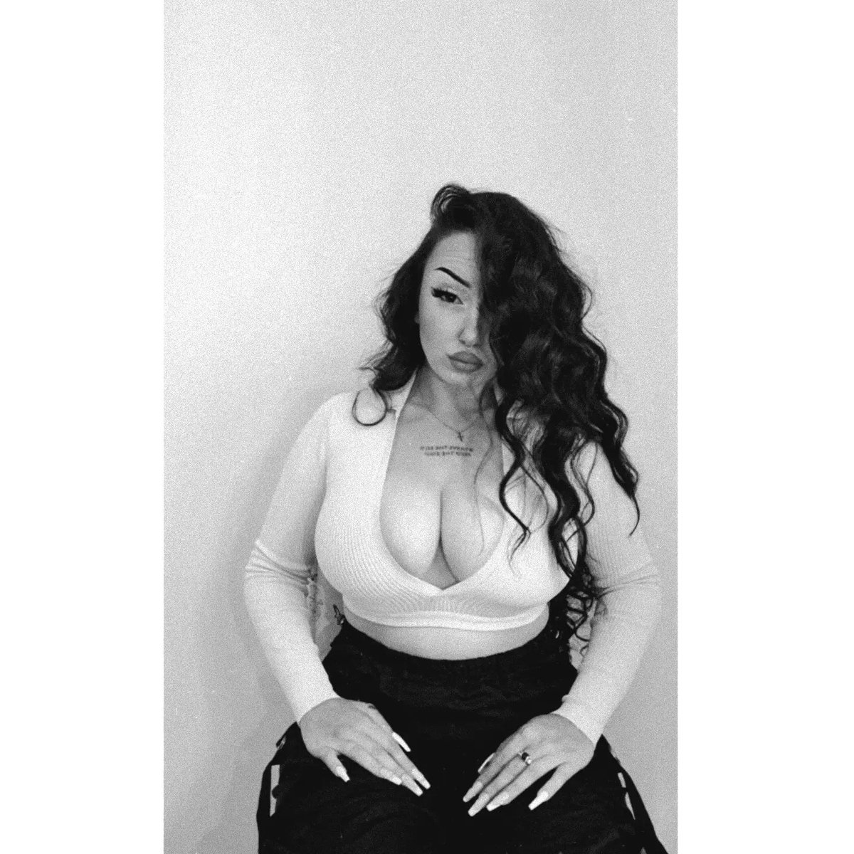 tuncike4u's tweet photo. subtle 👀💋 https://t.co/8vHoU2GLdE