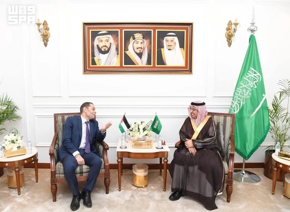 oicpal's tweet photo. المندوب الدائم لدولة فلسطين لدى منظمة التعاون الإسلامي يلتقي مدير عام فرع وزارة الخارجية بمنطقة مكة المكرمة
جدة – التقى المندوب الدائم لدولة فلسطين لدى منظمة التعاون السفير هادي شبلي، مع مدير عام فرع وزارة الخارجية بمنطقة مكة المكرمة السفير د. فريد بن سعد الشهري، ، وذلك في مدينة جدة، بحضور السكرتير الثاني آثار عمري.
وجرى خلال اللقاء بحث عدد من الإجراءات والترتيبات اللوجستية المتعلقة بعمل المندوبين الدائمين لدى منظمة التعاون الإسلامي بشكل عام و المندوبية الدائمة لدولة فلسطين لدى منظمة التعاون الإسلامي  بشكل خاص ، إلى جانب استعراض آخر التطورات والمستجدات السياسية.
كما أعرب سعادة السفير شبلي عن تقدير دولة فلسطين وامتنانها للمملكة العربية السعودية الشقيقة على مواقفها الثابتة والداعمة للقضية الفلسطينية، وجهودها المتواصلة في دعم الشعب الفلسطيني وحقوقه المشروعة.
وأكد الجانبان أهمية مواصلة التنسيق والتعاون بما يخدم العمل المشترك ويعزز العلاقات الأخوية بين دولة فلسطين والمملكة العربية السعودية