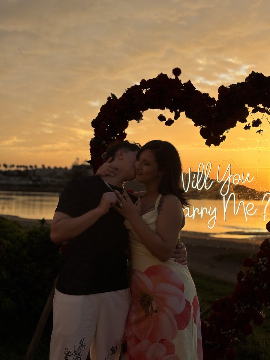 spawny_r's tweet photo. she said yes!! https://t.co/ST3mxvhGEH