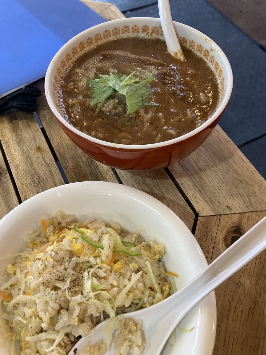 katsu35401's tweet photo. 痩せないといけないのはわかってるけどw

浜松駅近くでランチ&amp;夜は横綱でラーメンとチャーハン🍜 https://t.co/wPt99WsFz7