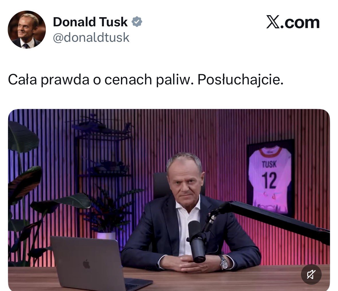 KarolPopieramy's tweet photo. 🚨 👉 Podobno Donald Tusk zrobił nagranie, w którym tłumaczy, skąd tak kosmiczne ceny paliw i jak im zaradzić. 
Pozwólcie, że Wam streszczę- wystarczy, że zostanie premierem, wtedy jego jedna decyzja wystarczy i paliwo będzie po 5.19 zł. 🫣🙃
Brzmi znajomo? https://t.co/1aXekiB7Ys