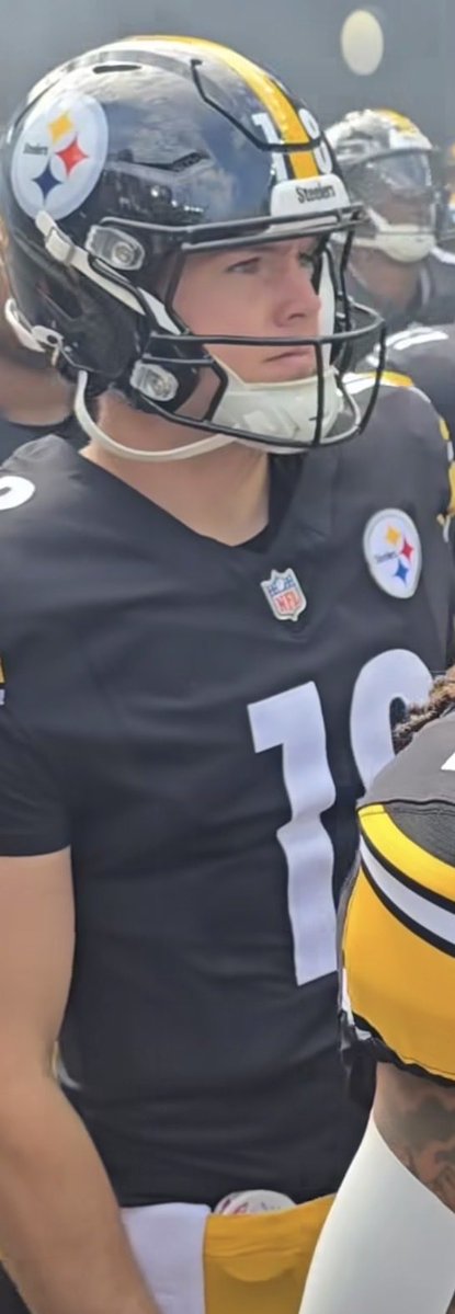 CarneyMedia's tweet photo. Will Howard has those Zyns ready at all times. That’s true QB aura #Steelers https://t.co/ELKybti6v7