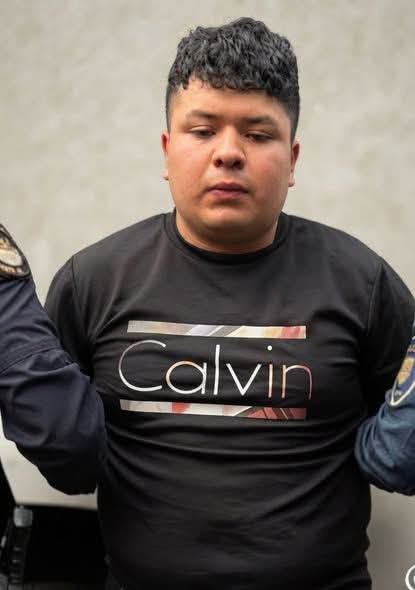 sector16nr's tweet photo. Le clavan un cuchillo en el ojo tras pelea vecinal en Álvaro Obregón

Lo que empezó como una discusión entre vecinos en la colonia Santa Lucía, terminó convertido en tragedia.  

Pedro Ramírez quedó gravemente herido luego de que, en medio de la riña, uno de los involucrados tomó un cuchillo y lo atacó directo al rostro, provocándole una lesión ocular que requirió atención médica inmediata.  

Paramédicos lo trasladaron de urgencia a un hospital, mientras que la policía capitalina detuvo a dos presuntos responsables y los puso a disposición del Ministerio Público.