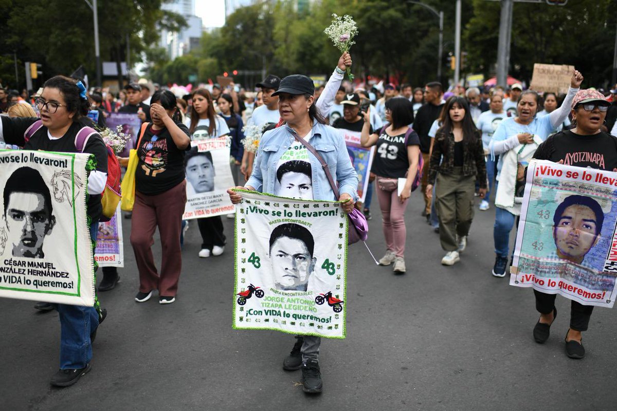 Tlachinollan's tweet photo. 📌12 años sin verdad // #Tlachinollan // 👉🏼
https://t.co/r1HHloPXdg
¿Cómo explicar que 3 gobiernos, uno priista y 2 morenistas (que dicen estar al lado de las madres y padres de los 43 normalistas de Ayotzinapa) no logren dar con el paradero de sus hijos? https://t.co/koysX4uP8h