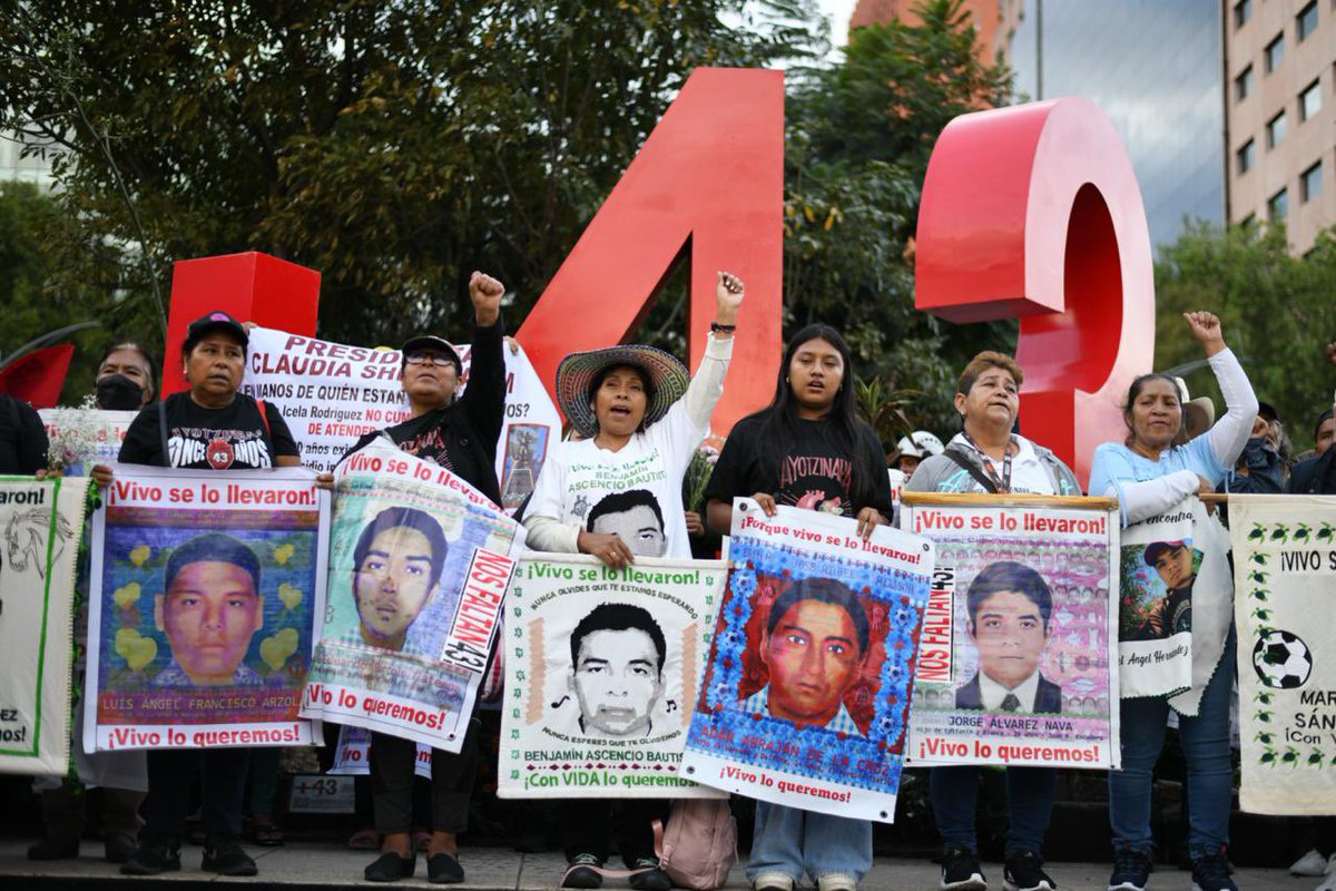 Tlachinollan's tweet photo. 📌12 años sin verdad // #Tlachinollan // 👉🏼
https://t.co/r1HHloPXdg
¿Cómo explicar que 3 gobiernos, uno priista y 2 morenistas (que dicen estar al lado de las madres y padres de los 43 normalistas de Ayotzinapa) no logren dar con el paradero de sus hijos? https://t.co/koysX4uP8h