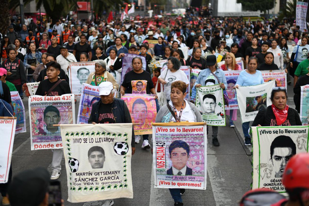 Tlachinollan's tweet photo. 📌12 años sin verdad // #Tlachinollan // 👉🏼
https://t.co/r1HHloPXdg
¿Cómo explicar que 3 gobiernos, uno priista y 2 morenistas (que dicen estar al lado de las madres y padres de los 43 normalistas de Ayotzinapa) no logren dar con el paradero de sus hijos? https://t.co/koysX4uP8h