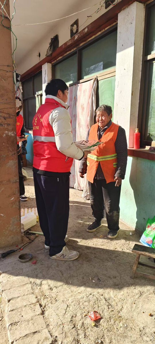 KeniaGieng4sga's tweet photo. Hoy ayudé a un abuelito a llevar sus compras hasta su casa, su sonrisa me hizo el día entero. Nunca subestimes un pequeo gesto de amabilidad ， https://t.co/6GScwRiUPd