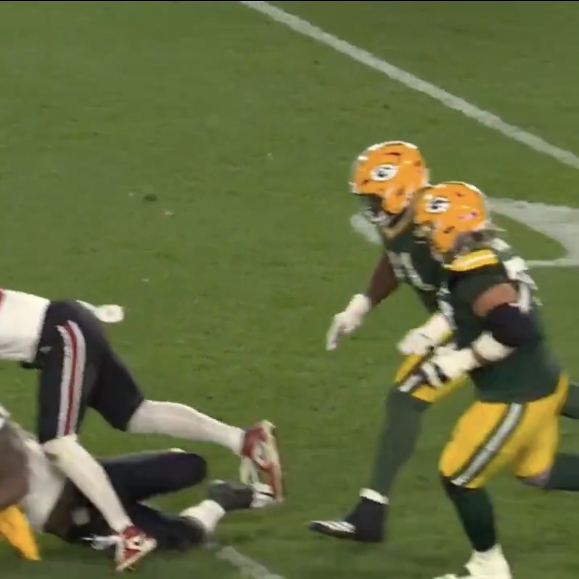 clippedbykali's tweet photo. Caleb Williams woulda threw 5 touchdowns off this pass according to Bears fans https://t.co/fXxtG6e4p6