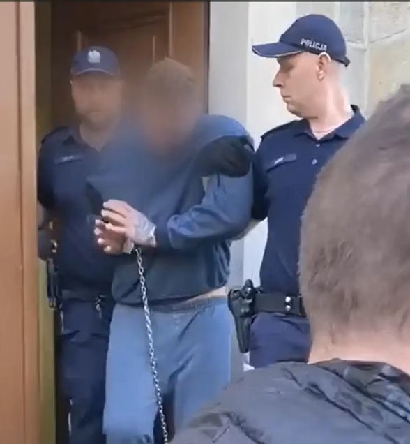 TadKapla's tweet photo. Morderca Polak z Polski (zabił jednego człowieka) i morderca Ukrainiec z Ukrainy (chciał zabić 5 ludzi ale na razie umarł jeden). Znajdź różnice w TRAKTOWANIU, ZAKUWANIU i policyjnej eskorcie - Polaka i Ukraińca: https://t.co/Q5eGhRIAy3