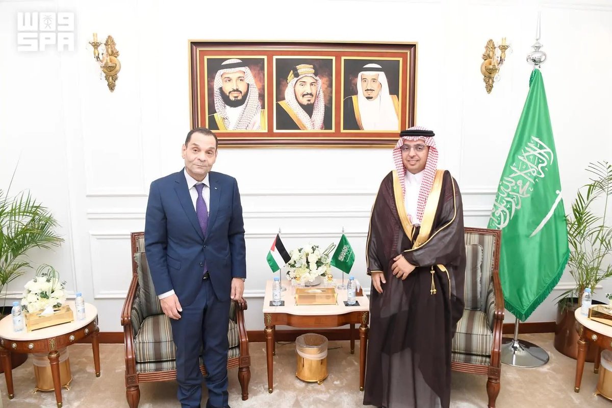 oicpal's tweet photo. المندوب الدائم لدولة فلسطين لدى منظمة التعاون الإسلامي يلتقي مدير عام فرع وزارة الخارجية بمنطقة مكة المكرمة
جدة – التقى المندوب الدائم لدولة فلسطين لدى منظمة التعاون السفير هادي شبلي، مع مدير عام فرع وزارة الخارجية بمنطقة مكة المكرمة السفير د. فريد بن سعد الشهري، ، وذلك في مدينة جدة، بحضور السكرتير الثاني آثار عمري.
وجرى خلال اللقاء بحث عدد من الإجراءات والترتيبات اللوجستية المتعلقة بعمل المندوبين الدائمين لدى منظمة التعاون الإسلامي بشكل عام و المندوبية الدائمة لدولة فلسطين لدى منظمة التعاون الإسلامي  بشكل خاص ، إلى جانب استعراض آخر التطورات والمستجدات السياسية.
كما أعرب سعادة السفير شبلي عن تقدير دولة فلسطين وامتنانها للمملكة العربية السعودية الشقيقة على مواقفها الثابتة والداعمة للقضية الفلسطينية، وجهودها المتواصلة في دعم الشعب الفلسطيني وحقوقه المشروعة.
وأكد الجانبان أهمية مواصلة التنسيق والتعاون بما يخدم العمل المشترك ويعزز العلاقات الأخوية بين دولة فلسطين والمملكة العربية السعودية