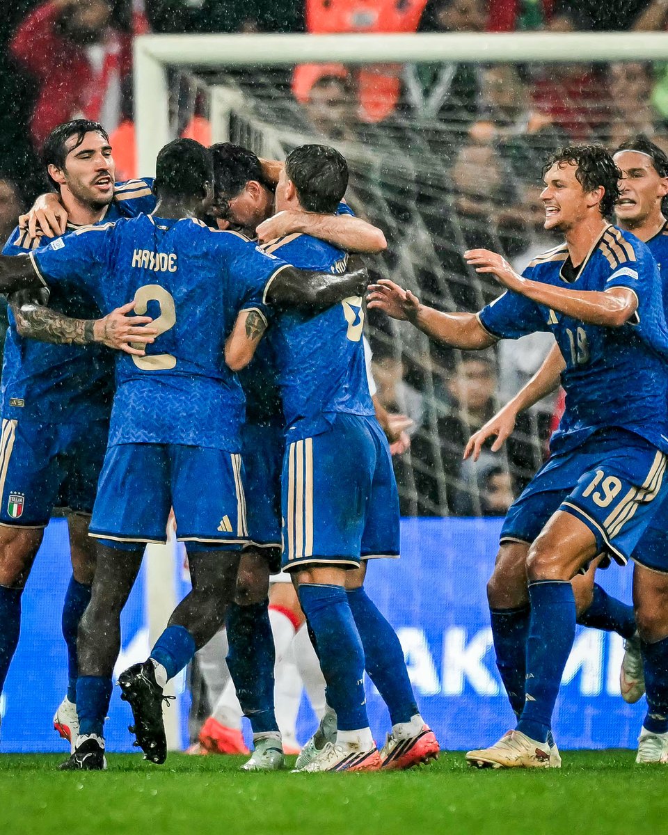 brfootball's tweet photo. Alessandro Bastoni scored for Italy just nine minutes after his return from red card suspension 🇮🇹⚡ https://t.co/9icZqDqr7Q