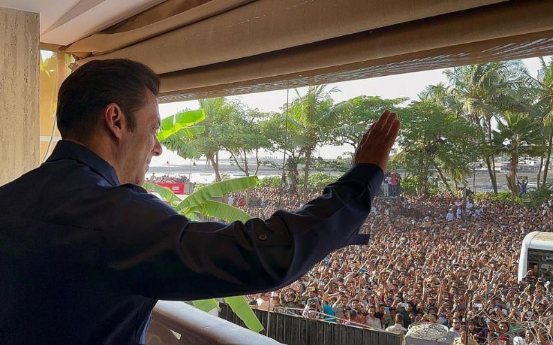 itsAbhixhek's tweet photo. no hate to ranbir or anyone else
but no one would be able to gather this much crowd unless its salman and srk https://t.co/AcvHyGjpVw