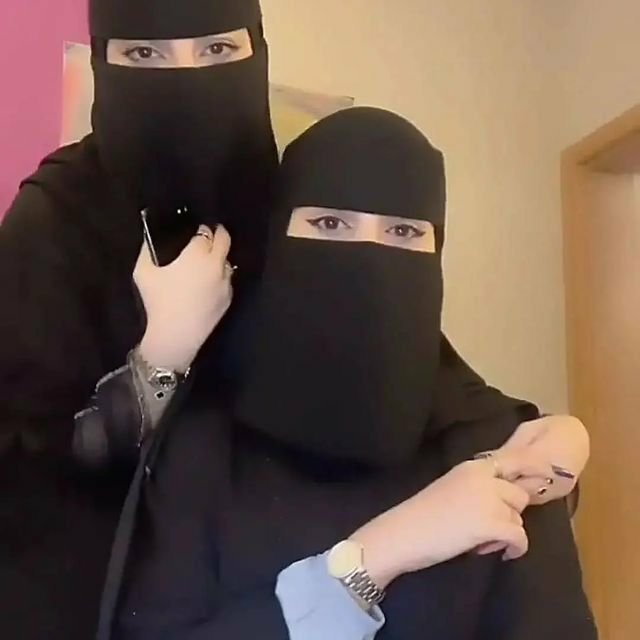 se2zss's tweet photo. سؤال: 

هل يستطيع الرجل أن يضع امرأتين في قلبه !؟ https://t.co/t1ydMAl09u