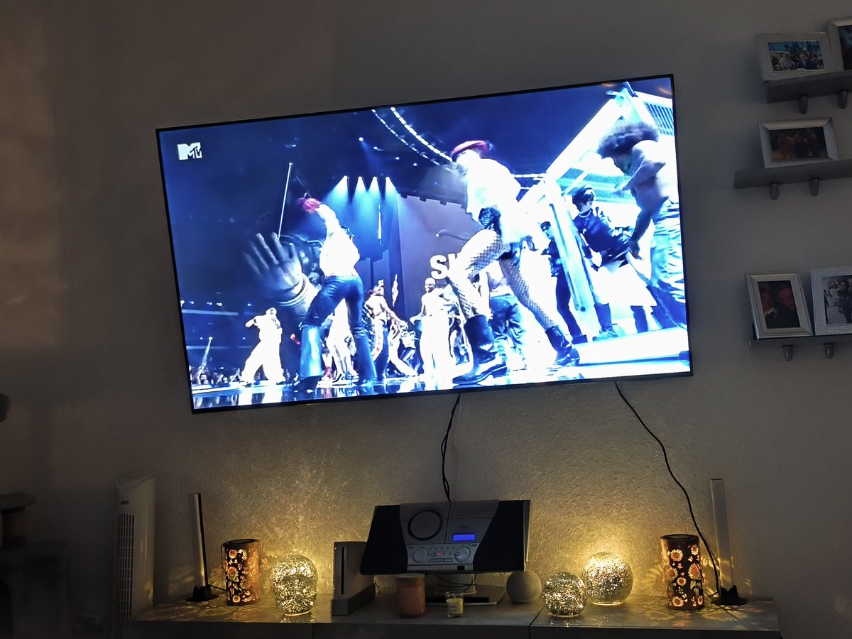 Missy_Tati's tweet photo. Just a few minutes into the show, and I already know I'll only enjoy Bruno's and Raye's performance, the George Michael Tribute and Snoop Dogg as the host!
#vmas, wth is this!? 🙄 https://t.co/UKfxly4b0Q