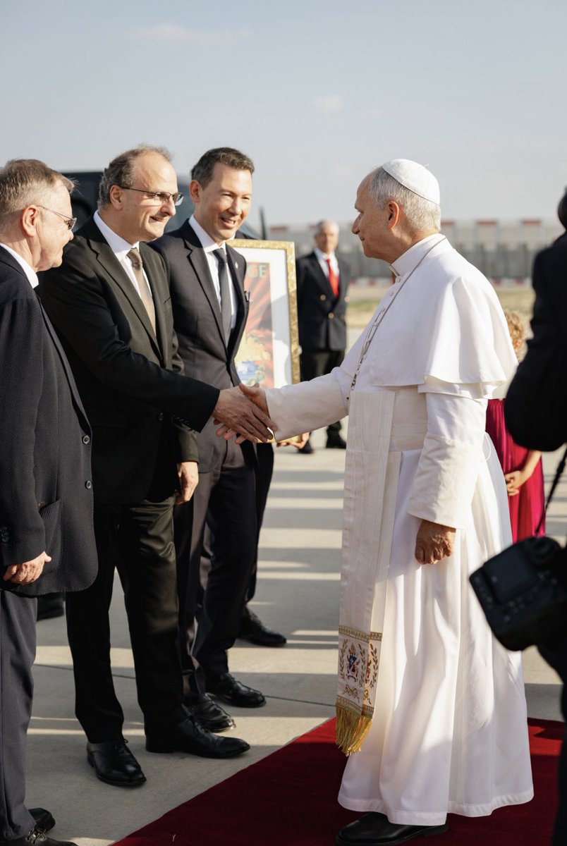 GroupeADP's tweet photo. Ce weekend, le Pape Léon XIV a été accueilli à Paris-Orly en présence du Président de la République et de Philippe Pascal, PDG du #GroupeADP.
Un moment exceptionnel pour les équipes aéroportuaires qui lui ont remis une lumière de balisage de l'aéroport, symbole de notre métier. https://t.co/Cm8fqAqDCa