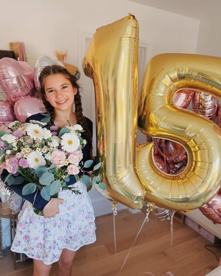 KarolinaroRose's tweet photo. 13,14,15,16,17....my birthday is coming soon 💫🎻 https://t.co/s9Y9zXk1d6