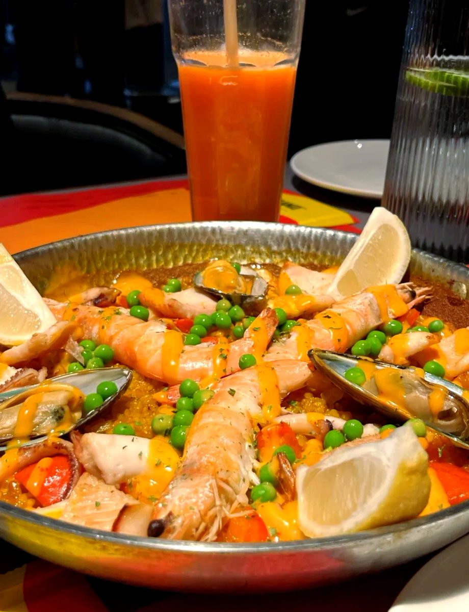 ArdithHeladyv's tweet photo. Qué delicia! Probé la nueva paella de marisco en ese restaurante del centro, el caldo es super concentrado y los frutos del mar están frescos  #GastronomíaLocal， https://t.co/FhsrFRMkog