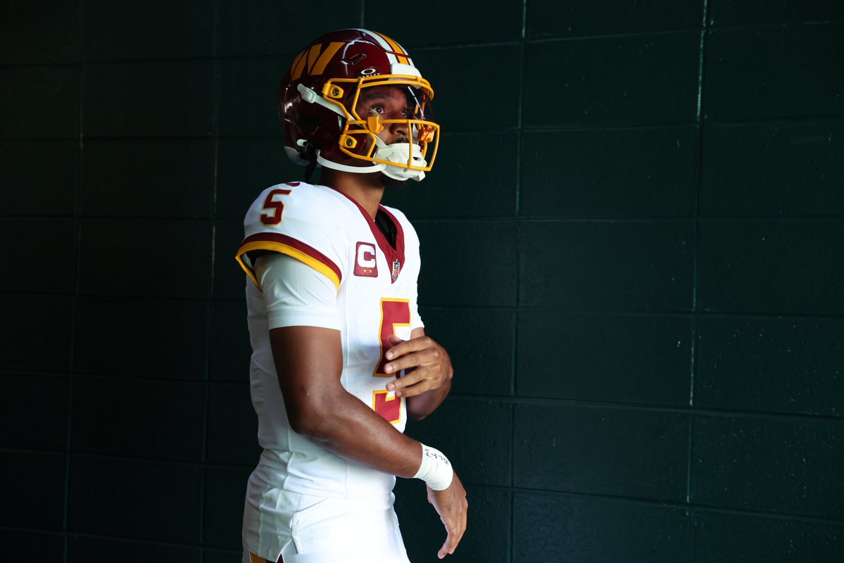 UnderdogNFL's tweet photo. Jayden Daniels addressed the team last week; told them he "owed it to them" to forego surgery to return as soon as possible, per @mzenitz. https://t.co/5cSKtVCQrT