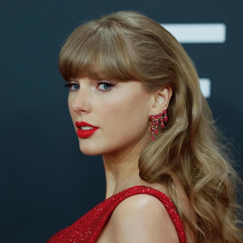 TSwiftUpdatesIT's tweet photo. Bebe Rexha ha dichiarato che Taylor Swift le ha offerto aiuto dopo che dei designer si sono rifiutati di vestirla ai Grammy a causa del suo corpo:

“Nobody really reached out. Like some people did, but for her, at such a high level, to make me feel like I belong was really nice.” https://t.co/pyYE4xmga5