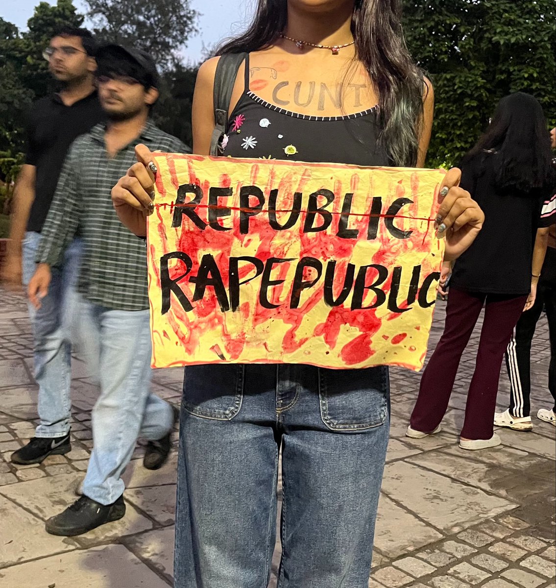 juicetetrapack's tweet photo. no one likes a mad woman, you made her like that https://t.co/azRK85ngrv
