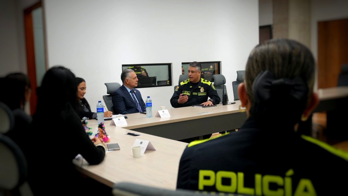 PoliciaBogota's tweet photo. 🇨🇴🫱🏼‍🫲🏽🇲🇽¡La seguridad también se construye compartiendo capacidades!

Recibimos en el Comando de la Policía Metropolitana de Bogotá a la delegación de Querétaro México, para intercambiar experiencias y fortalecer la cooperación policial. https://t.co/NkFLdPpe6n