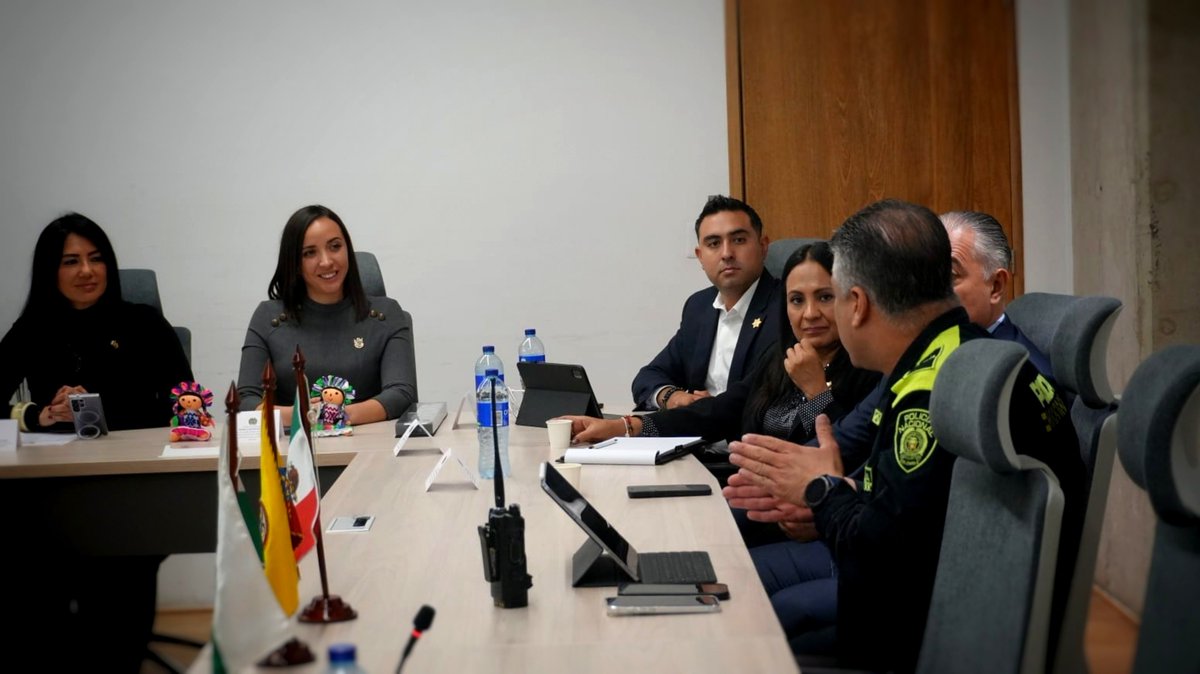 PoliciaBogota's tweet photo. 🇨🇴🫱🏼‍🫲🏽🇲🇽¡La seguridad también se construye compartiendo capacidades!

Recibimos en el Comando de la Policía Metropolitana de Bogotá a la delegación de Querétaro México, para intercambiar experiencias y fortalecer la cooperación policial. https://t.co/NkFLdPpe6n