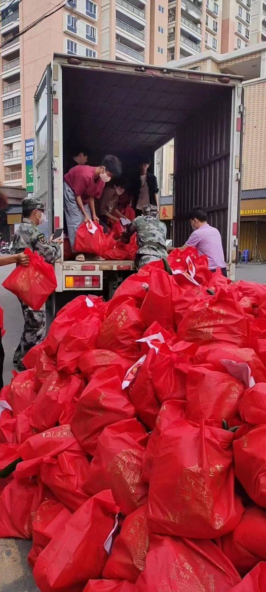 NorikoHell6t's tweet photo. Hoy ayudamos a distribuir alimentos básicos a familias necesarias del barrio sur. Cada gesto pequeo cambia el mundo un poquito! Gracias a todos los voluntarios por su energía! https://t.co/ITa7fbXz0S