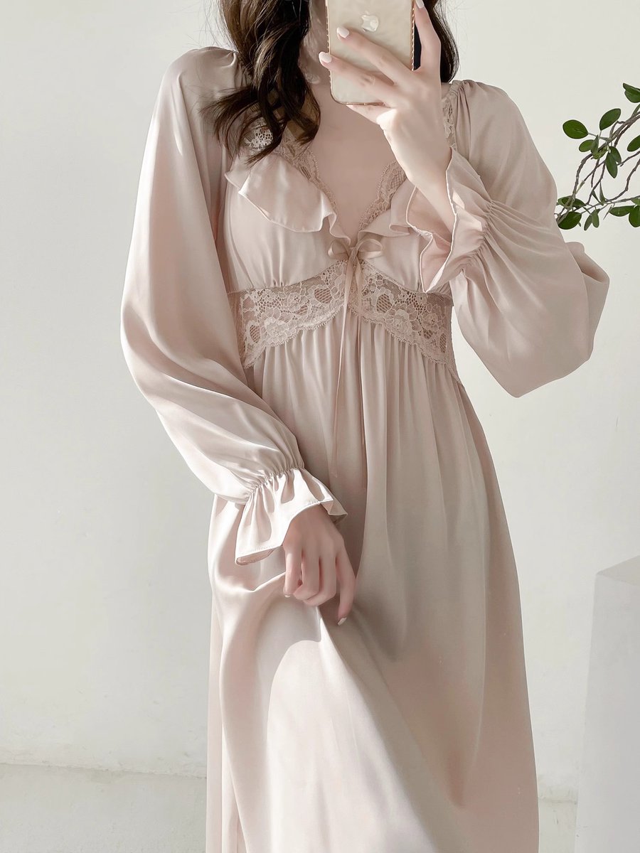 imeunji690154's tweet photo. This soft silk gown is woven with delicate weave, its sheen and supple feel make every moment like being wrapped in cloud~ https://t.co/t84ZcR1mD1