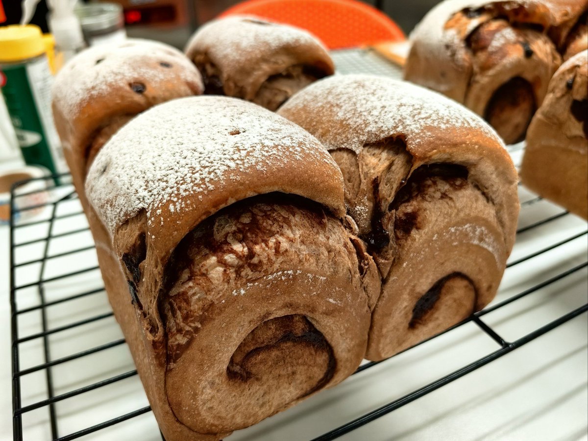 LavonneKarabin's tweet photo. Hoy horneé pan con chispas de chocolate en casa: huelo dulce, masa esponjosa y sabe a éxito! ， https://t.co/aKjlB6TrTl