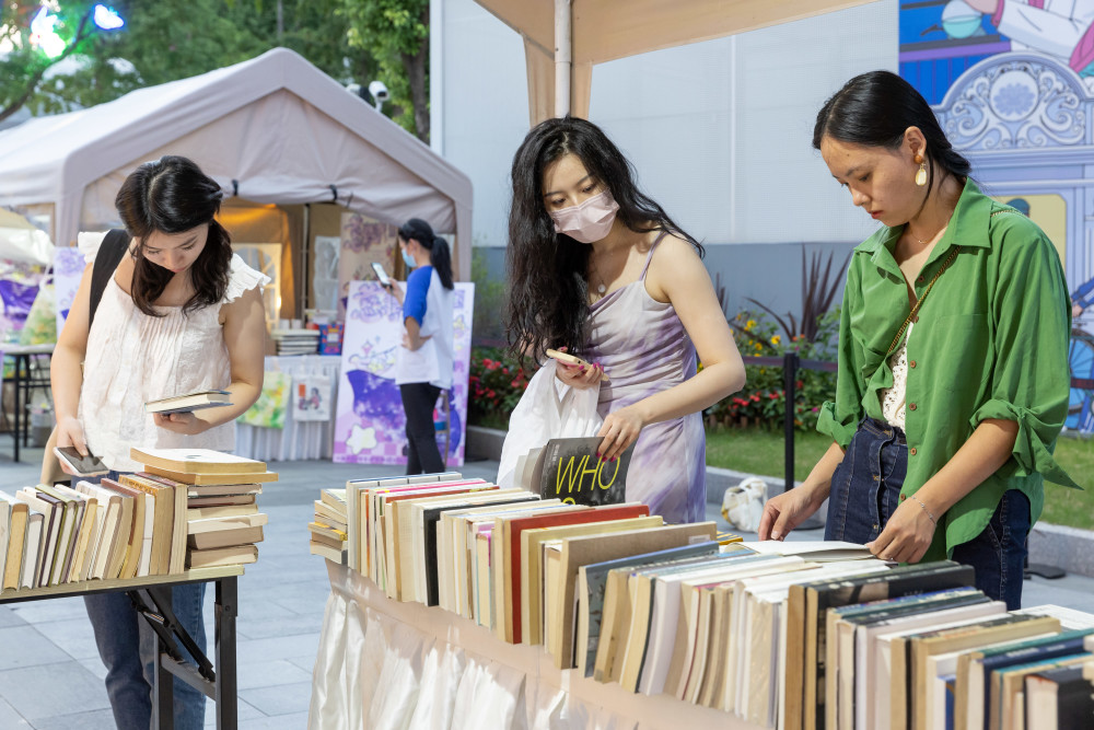 SaraReddelneps's tweet photo. Ven el sábado a la actividad comunitaria de intercambio de libros en la plaza principal! Trae tus libros que ya no lees y llévate otros nuevos gratis. https://t.co/ir7PgqCT1O