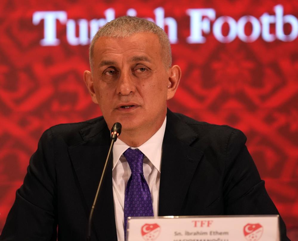 futbolarena's tweet photo. Bursa'da tribünler: "İbrahim dışarı." https://t.co/dV9CubRsQ1