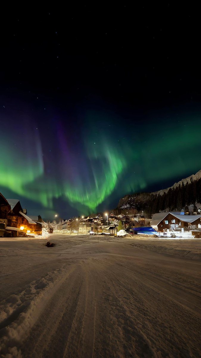 viewsoff's tweet photo. Northern lights https://t.co/f9t3uQGONf