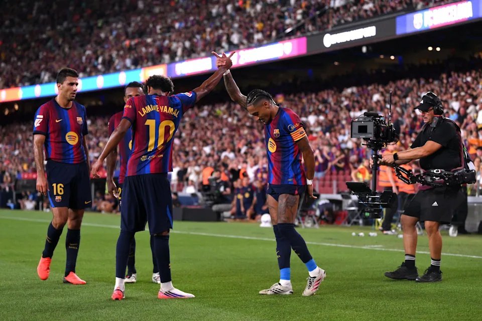ca_rm88's tweet photo. 🚨 أزمة ديون وسقف أجور خيالي.. هل أصبح برشلونة رهينة لنجومه الجدد؟

​تجديد عقد رافينيا يرفعه للفئة الثانية في سلم أجور برشلونة بجوار رودري، خلف لامين يامال  الأعلى لاعب أجراً في الفريق!

​هل يُدار النادي بعقلانية مالية، أم الإدارة تكرر أخطائها السابقة وتزرع قنبلة موقوتة في غرفة الملابس؟
