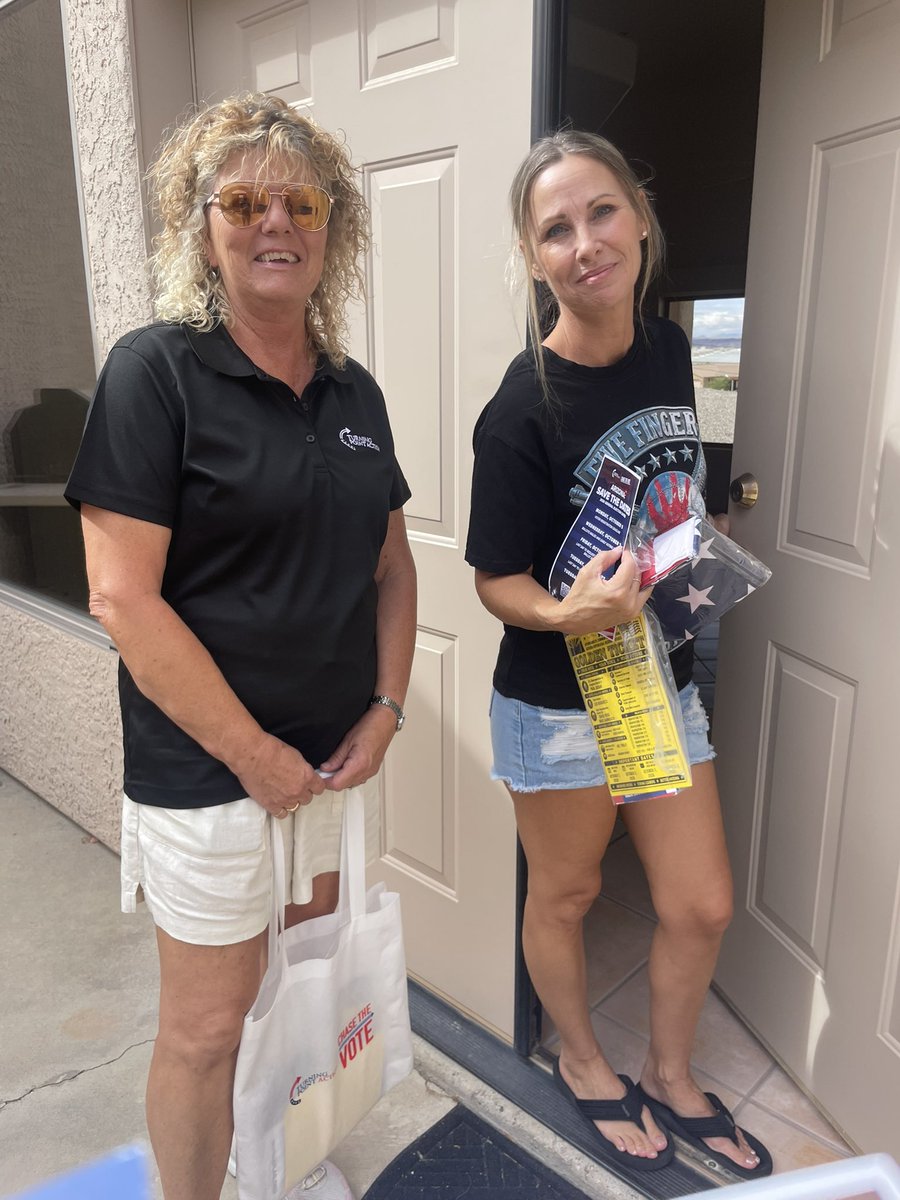 LaraGoodell's tweet photo. So proud of @marygoodfellow knocking doors for @TPAction  @davidroseaz @TexPolesky in Lake Havasu City, AZ🇺🇸🇺🇸🚙🏃🏼‍♀️ https://t.co/8MEeBXDfLj