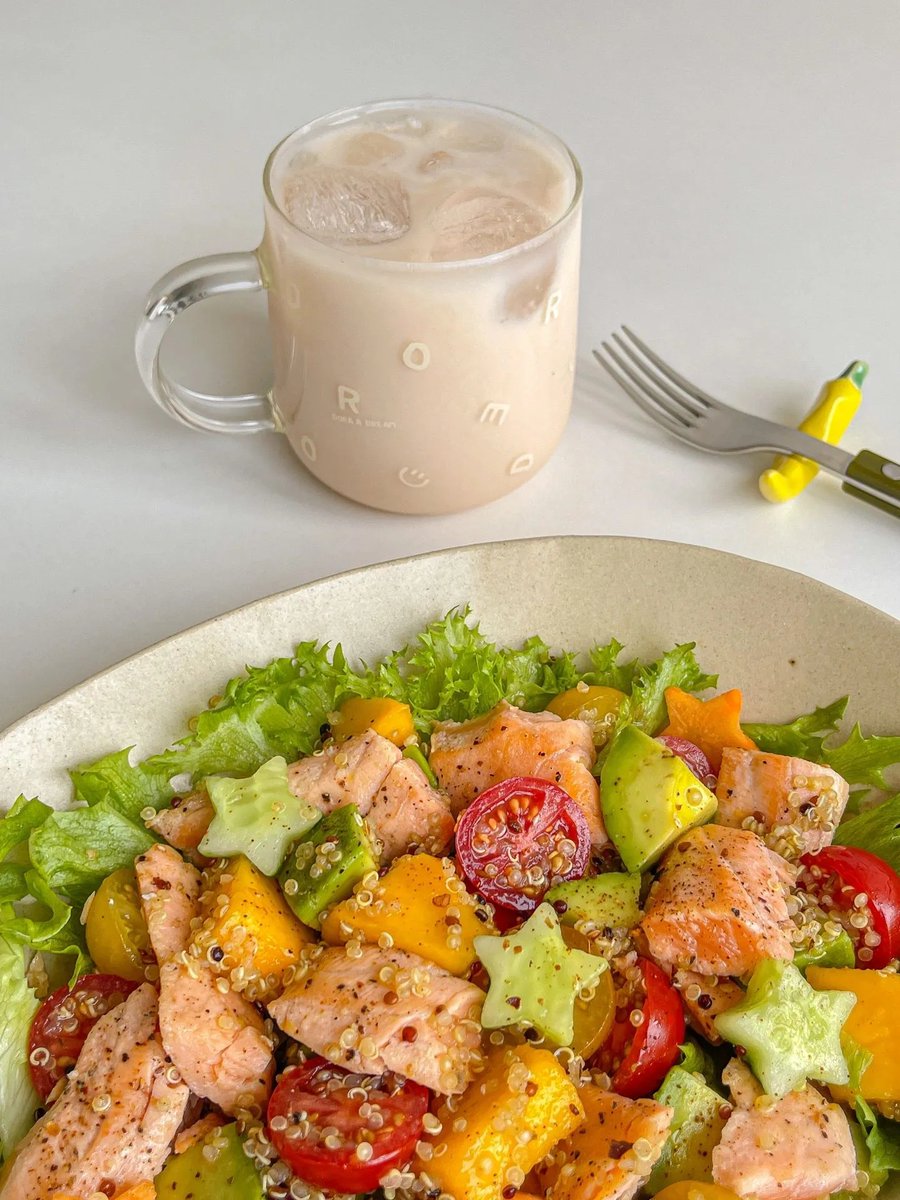 anikaGardnvhb's tweet photo. Hoy almorcé una ensalada fresca con tomates cherry, aguacate y un toque de queso rallado, rápida, saludable y deliciosa!， https://t.co/EMbQrymdwY