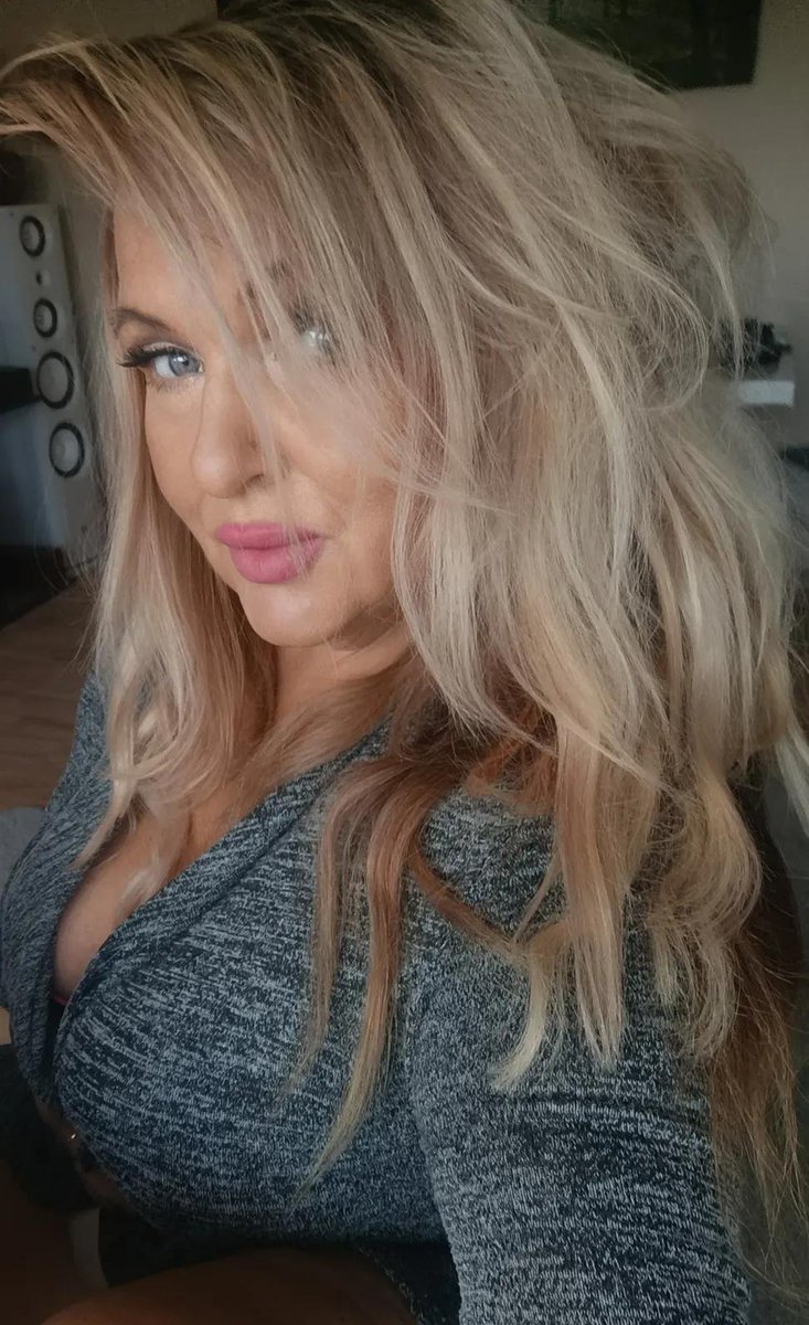 Jassica445's tweet photo. Be honest… do women really become invisible to men after 50? 👀 I’m 54, and I’m genuinely curious what men think. https://t.co/LXizz3dI4s