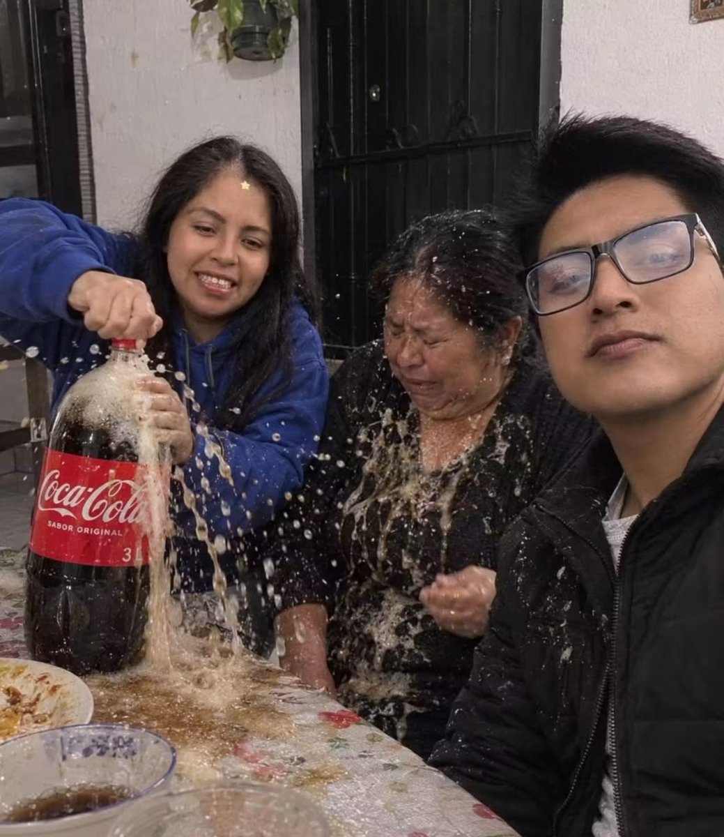 NancySanz18's tweet photo. Yo tratando de quedar bien con la suegra 😂😂😂 https://t.co/tOfsqIeGwa