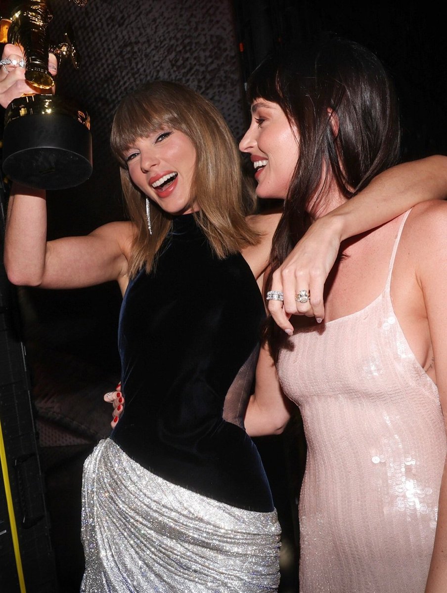 JuanmadelaPoza's tweet photo. #TaylorSwift y #DakotaJohnson durante los MTV Video Music Awards 2026 (27 de septiembre de 2026). #VMAs https://t.co/cMABh9SwzG