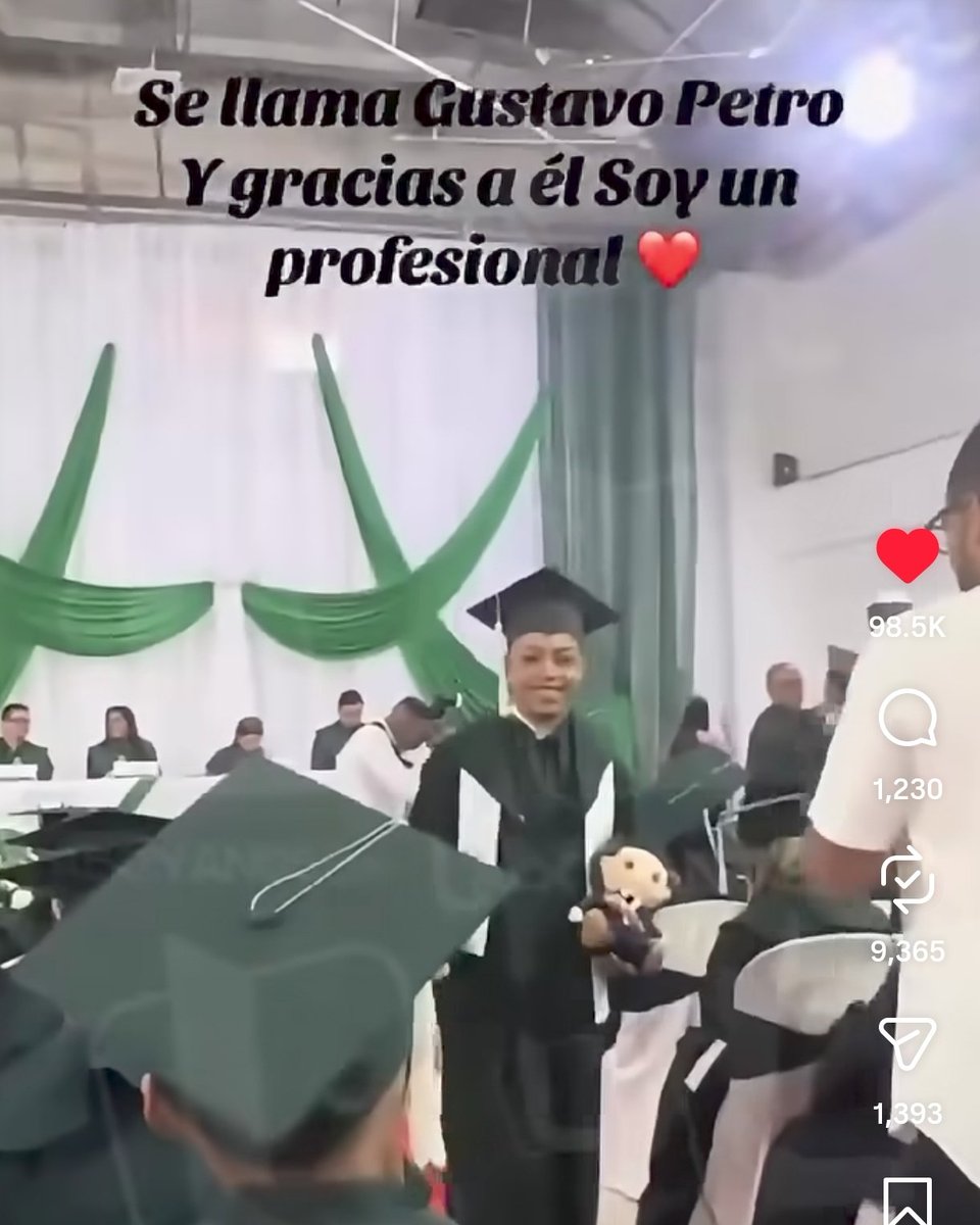 Una_Concubina's tweet photo. Imagina que un chico en Sincelejo se gradúe de profesional y lleve una representación tuya como agradecimiento. Eso es haber ganado en la vida mi ex presi @petrogustavo https://t.co/9vIsOH3Nre