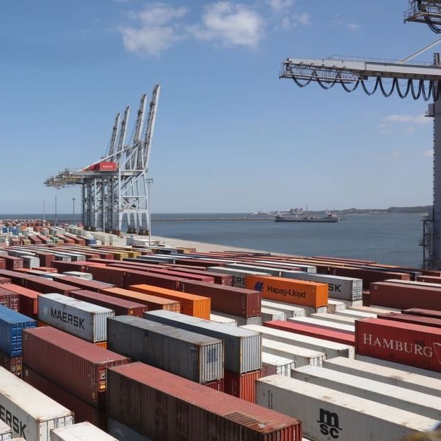 portalmvd's tweet photo. NAVIERAS ALERTARON POR “SEVEROS PERJUICIOS” EN TCP Y PIDIERON UNA SOLUCIÓN INMEDIATA

Maersk, ONE, CMA CGM, Cosco y Hapag-Lloyd alertaron al gobierno por los efectos de los paros en TCP, que ya acumulan más de 35 días de afectaciones en 2026, y reclamaron una solución de fondo.

Las navieras advirtieron que las paralizaciones afectan la confiabilidad del puerto de Montevideo, provocan cancelaciones de buques y pérdida de trasbordos, y comprometen la competitividad del comercio exterior uruguayo.

Contexto
Las empresas describieron una situación de “extrema incertidumbre y parálisis” en la Terminal Cuenca del Plata. Afirmaron que los paros impiden garantizar un funcionamiento mínimo y dificultan el cumplimiento de compromisos con exportadores, importadores y transportistas.

Testimonios
Las cinco navieras hablaron de “severos perjuicios económicos y comerciales” y alertaron que Uruguay puede ser percibido por operadores globales como un enclave logístico “inseguro e inestable, poco confiable comercialmente”.

Cómo sigue
Las compañías reclamaron una “mediación activa” del gobierno y una solución inmediata que permita recuperar la previsibilidad del puerto de Montevideo y garantizar su funcionamiento para los buques de contenedores.

(+) en Montevideo Portal: https://t.co/AGPHYKoNai