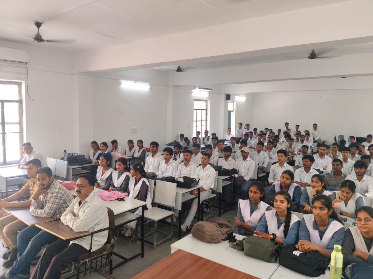 grahakshakti197's tweet photo. 🔴 झांसी | साइबर जागरूकता

राजकीय पॉलिटेक्निक में अखिल भारतीय ग्राहक पंचायत झांसी ने साइबर अपराध जागरूकता कार्यक्रम आयोजित किया। https://t.co/lj14hL0Q1I