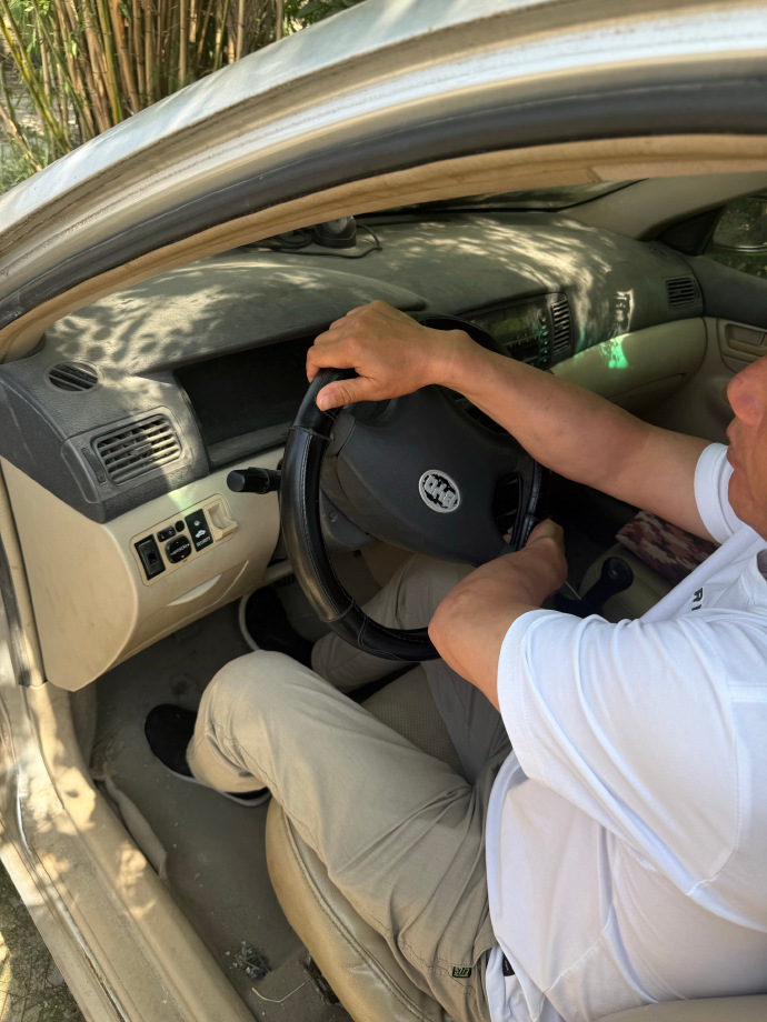 TuBentrem07gv's tweet photo. Primera vez manejando el coche de autoescuela hoy! Sudé un montón pero logré no chocar nada ， https://t.co/6R31YHhwHC