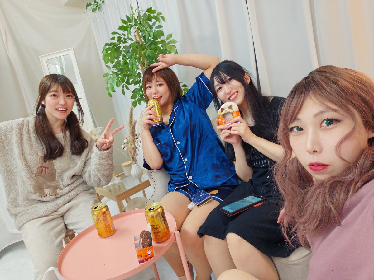 HappyHaru0426's tweet photo. はぴふる体操の時に上がってくれたのは井口妃夏さん！✨✨

智ちゃん、優ちゃんと一緒に始めたO-starsという企画グループだったけど、なかなか思うように動けないうまくいかない時期にきてくれて、歯車がすごい回り始めたんだ☺️💕

妃夏さんは、私が智ちゃんとバトりかける時に仲裁してくれたり笑(それをどうしよう…って困ってる優ちゃんもいます笑)

他にも、毎回生誕やイベントがあると盛大なサプライズを仕掛けてくれたり、私が好きそうだからってプレゼントをくれたり、身の回りのお世話をしてくれたり。
人が喜ばせることが得意な天才🦊

今回お客さんで来てたけど、一緒にステージにいてほしい！って思ったから無理矢理運動してもらいました😛✨

ありがとうだ〜！

昔のO-stars 撮影会の時のお写真📷
(智ちゃん髪長い！笑)

#てらこ生誕2026