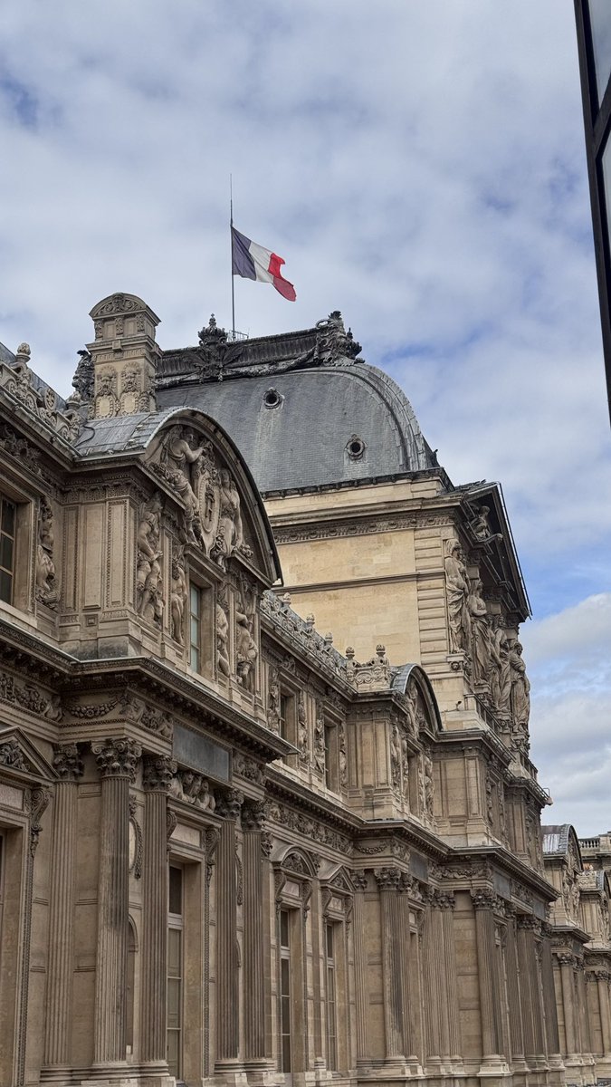 wem9o's tweet photo. Not Emily, but in Paris ! https://t.co/bOQalGVtuj